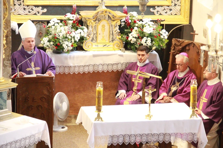 Tropie. Pogrzeb bp. Władysława Bobowskiego