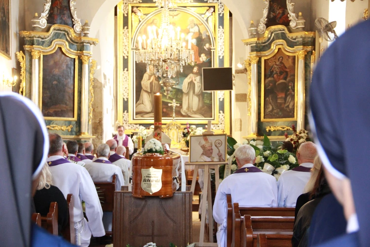 Tropie. Pogrzeb bp. Władysława Bobowskiego