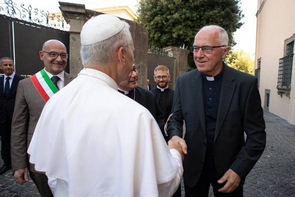 Papieża Leona XIV wita ks. Tadeusz Rozmus