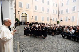 Podczas spotkania na dziedzińcu pałacu w Castel Gandolfo