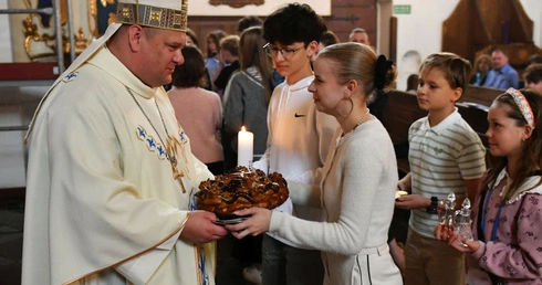 Doświadczenia żywego Kościoła w konkretnym miejscu i czasie