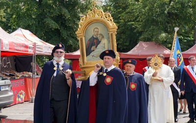 Procesja eucharystyczna z relikwiami św. Kamila