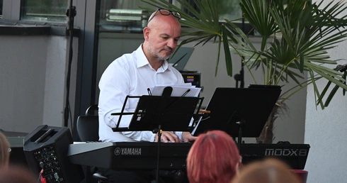 Niedzielne koncertowanie na tarasie MCK