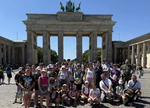 Młodzi i ich opiekunowie przy Bramie Brandenburskiej.