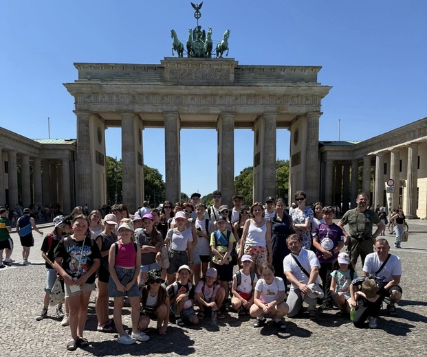 Młodzi i ich opiekunowie przy Bramie Brandenburskiej.