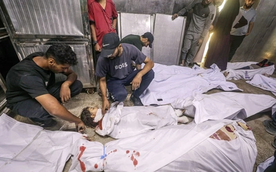 Palestyńczycy opłakują ciała zabitych w szpitalu Al-Shifa po izraelskim nalocie w mieście Gaza, 15 lipca 2025 r.
