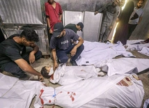 Palestyńczycy opłakują ciała zabitych w szpitalu Al-Shifa po izraelskim nalocie w mieście Gaza, 15 lipca 2025 r.