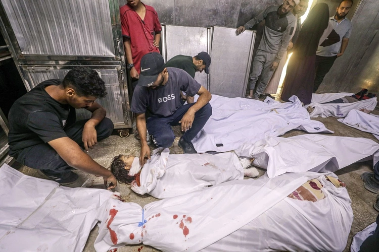 Palestyńczycy opłakują ciała zabitych w szpitalu Al-Shifa po izraelskim nalocie w mieście Gaza, 15 lipca 2025 r.