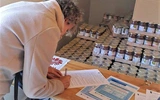 Caritas rozdaje żywność z programu FEPŻ 