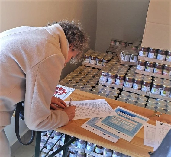 Caritas rozdaje żywność z programu FEPŻ 