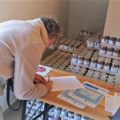 Caritas rozdaje żywność z programu FEPŻ 