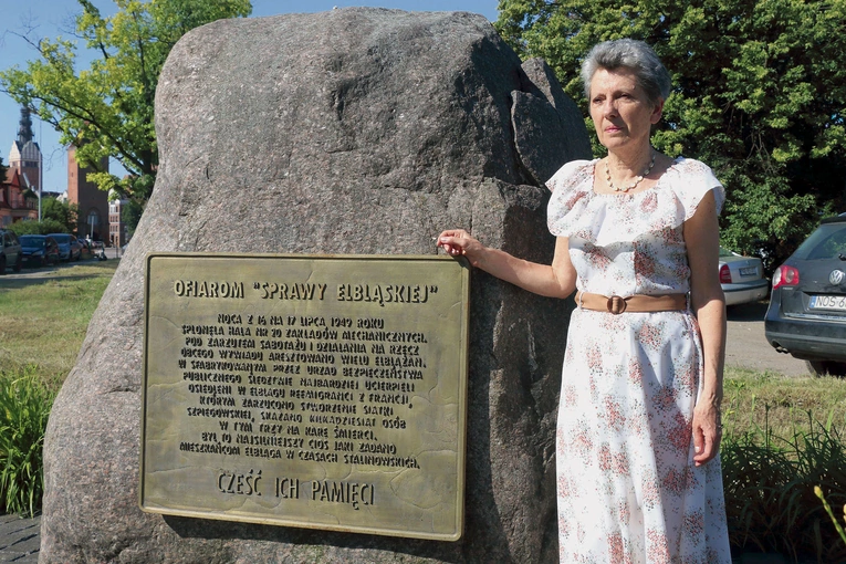 Grażyna Wosińska przy pomniku poświęconym ofiarom stalinowskiego terroru  po wydarzeniach z 17 lipca 1949 r.