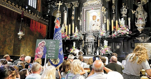 Podstawą  są droga i spotkanie z Matką Bożą Częstochowską.