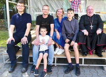 Jakub  (obok bp. Piotra Gregera) z rodzicami, bratem i ks. Szymonem Trzepaczką.