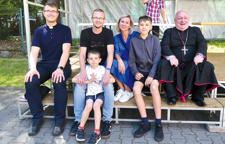 Jakub  (obok bp. Piotra Gregera) z rodzicami, bratem i ks. Szymonem Trzepaczką.