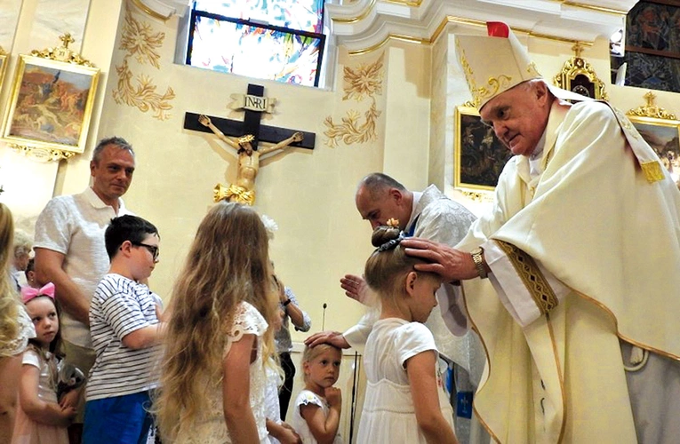Warszawski metropolita senior, wraz z innymi kapłanami, błogosławił dzieci i matki oczekujące potomstwa.