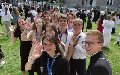 Oazowicze przeżywający wakacyjne rekolekcje świętowali w rajczańskim sanktuarium.