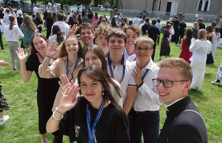 Oazowicze przeżywający wakacyjne rekolekcje świętowali w rajczańskim sanktuarium.