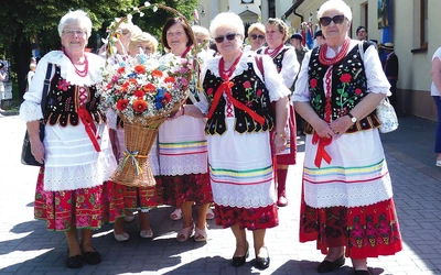 Gospodynie z bukietem dla Królowej Różańca Świętego z Andrychowa.