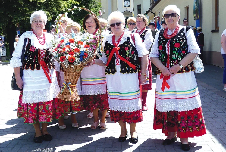 Gospodynie z bukietem dla Królowej Różańca Świętego z Andrychowa.