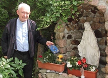 Ks. Henryk  w ulubionym towarzystwie Madonny Dobrej Sąsiadki. 