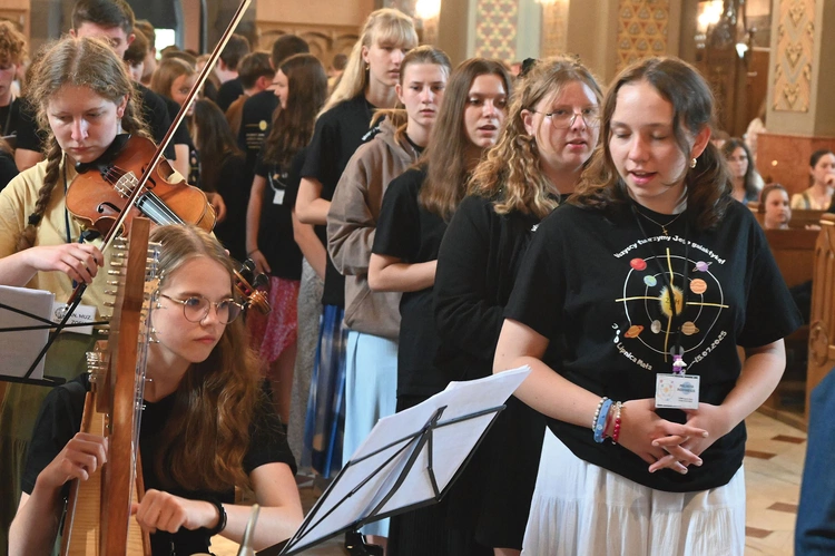 Muzyczna diakonia uświetniła grą i śpiewem to wydarzenie.