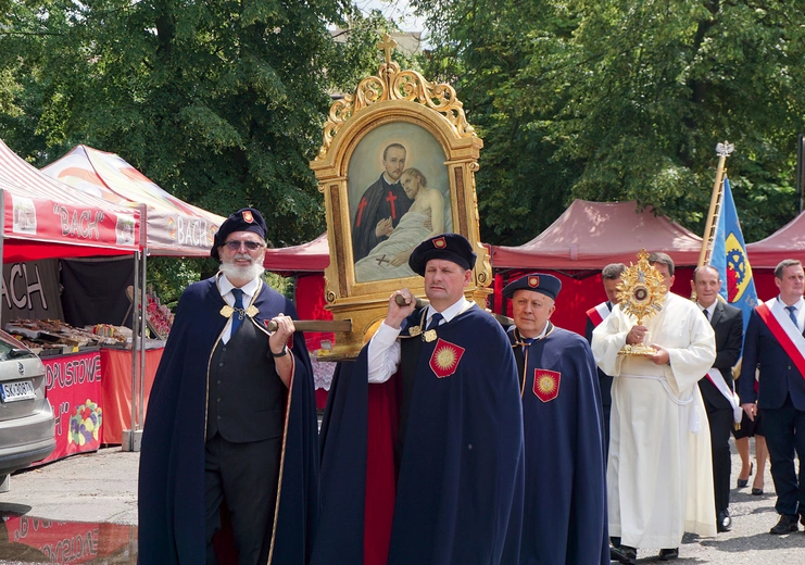 Na zakończenie Eucharystii odbyła się tradycyjna procesja z Najświętszym Sakramentem, relikwiami i wizerunkiem  św. Kamila. 