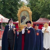 Na zakończenie Eucharystii odbyła się tradycyjna procesja z Najświętszym Sakramentem, relikwiami i wizerunkiem  św. Kamila. 