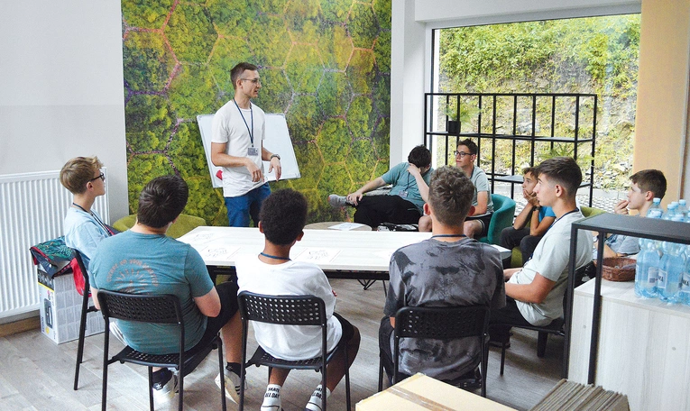 Kleryk Marcin Kretek podczas spotkania formacyjnego  ze swoją grupą. 