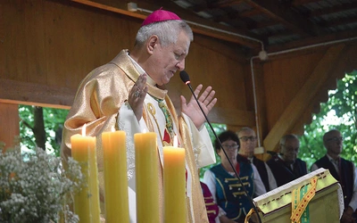 Podczas Eucharystii na ołtarzu nie mogło zabraknąć świec z pszczelego wosku.