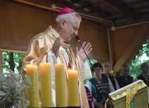 Podczas Eucharystii na ołtarzu nie mogło zabraknąć świec z pszczelego wosku.