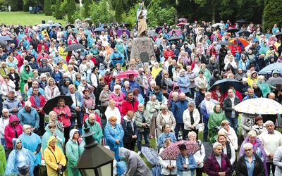 Pielgrzymi przez cały dzień wypełniali obecnością i modlitwą sanktuarium i oborskie błonia.