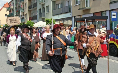  Fragment pochodu historycznego  – „wojna trzydziestoletnia”, a za nią „epidemia dżumy”. 