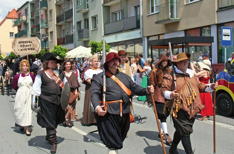  Fragment pochodu historycznego  – „wojna trzydziestoletnia”, a za nią „epidemia dżumy”. 