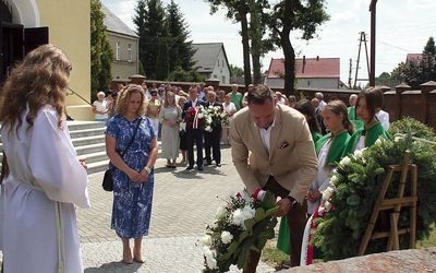 Składanie wieńców  pod pomnikiem pamięci.
