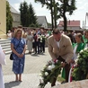 Składanie wieńców  pod pomnikiem pamięci.