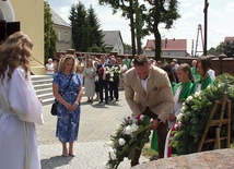 Składanie wieńców  pod pomnikiem pamięci.