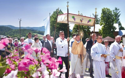 Od 100 lat parafianie podążają tu za Chrystusem. W tle widać stary kościół i beskidzkie pasmo z Przehybą.