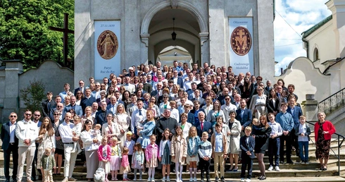 Rodzinne zjazdy Misiów rozpoczynają się Mszą św.; najczęściej w sanktuarium Matki Boskiej w Odporyszowie. Po niej wszyscy udają się na pobliski cmentarz, gdzie są pochowani najstarsi przodkowie, by się za nich pomodlić  W tegorocznym spotkaniu wzięło udział  ok. 200 osób.