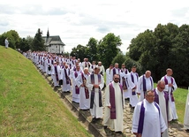Wielu kapłanów pożegnało biskupa w Tropiu, ale również w Tarnowie.  