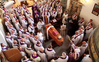 Ceremonię pogrzebową poprowadził biskup tarnowski Andrzej Jeż.