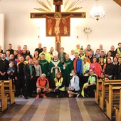 Pielgrzymi wyruszyli po Mszy św.,  której  przewodniczył  bp Marek Solarczyk.