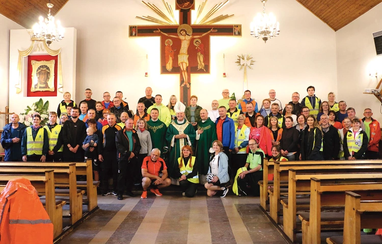 Pielgrzymi wyruszyli po Mszy św.,  której  przewodniczył  bp Marek Solarczyk.