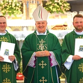 Dekret ks. Męcinie (z prawej strony) wręczył  bp Solarczyk.