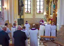 Modlitwa w kaplicy Matki Bożej Częstochowskiej w radomskiej katedrze.