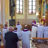 Modlitwa w kaplicy Matki Bożej Częstochowskiej w radomskiej katedrze.