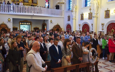 Młodzi w kościele sanktuaryjnym.