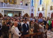 Młodzi w kościele sanktuaryjnym.