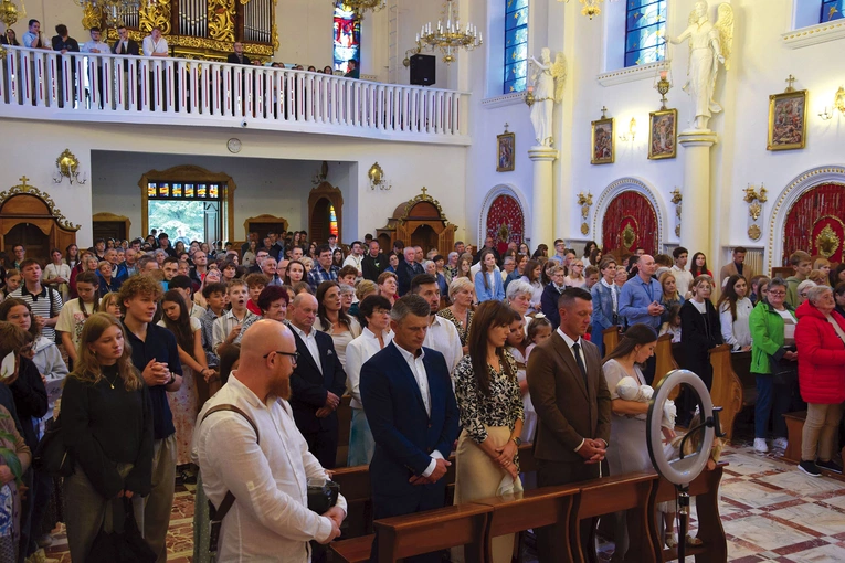 Młodzi w kościele sanktuaryjnym.