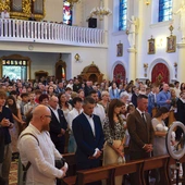 Młodzi w kościele sanktuaryjnym.